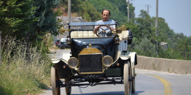 100 yıllık otomobiliyle Bursa caddelerinde...