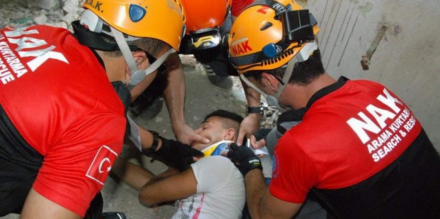 Bursa ekibi deprem enkazından 12 kişiyi böyle kurtardı