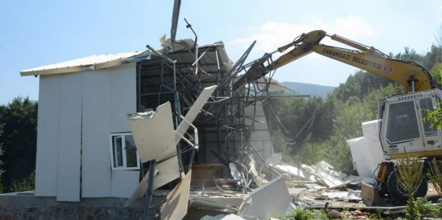 Uludağ'da kaçak ev yıkıldı