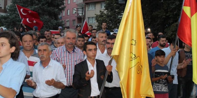 Bursa'da şehitler için bayraklarla yürüdüler