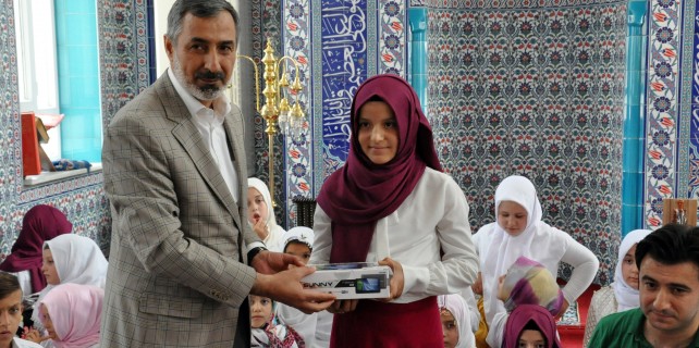 Hadis-i şerif yarışmasında öğrenciler tabletle ödüllendirildi