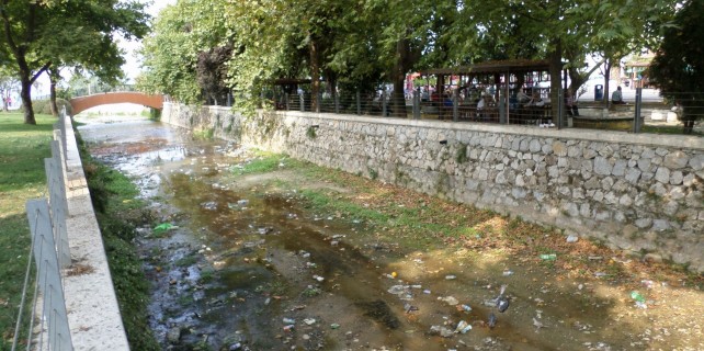 Mudanya'nın göbeğinde çöp deresi