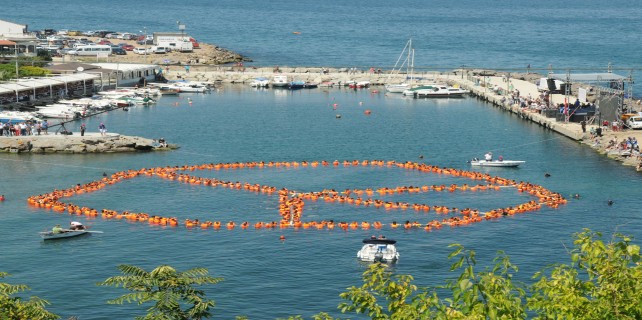 460 kişi denizde barış sembolü oluşturdu