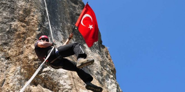 Türk Bayrağıyla kayalara tırmandılar
