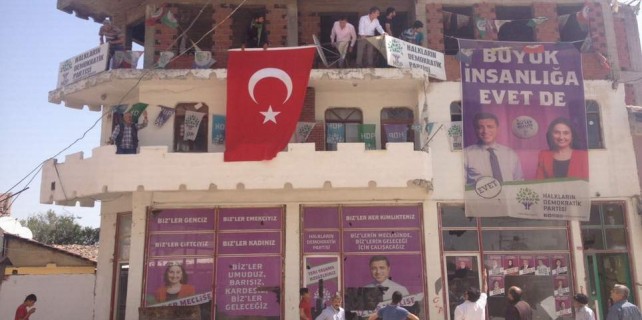 HDP binasına Türk Bayrağı asıldı