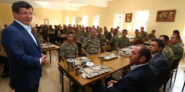 Davutoğlu, Dağlıca'daki askerlerle bayramlaştı