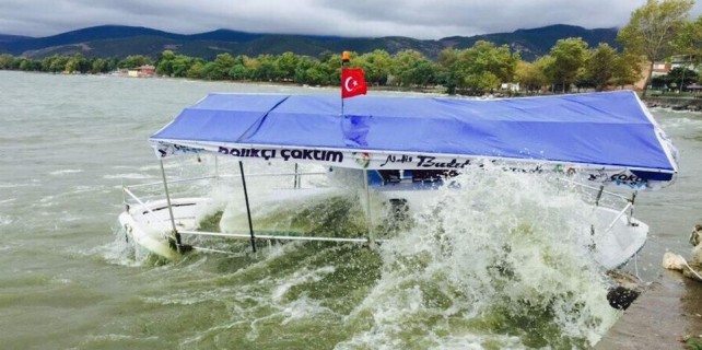 Bursa'da tekneler alabora oldu, dereler taştı