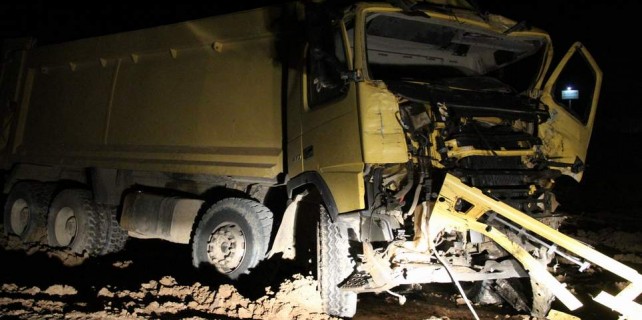 Bursa'da TIR ve kamyon kafa kafaya çarpıştı