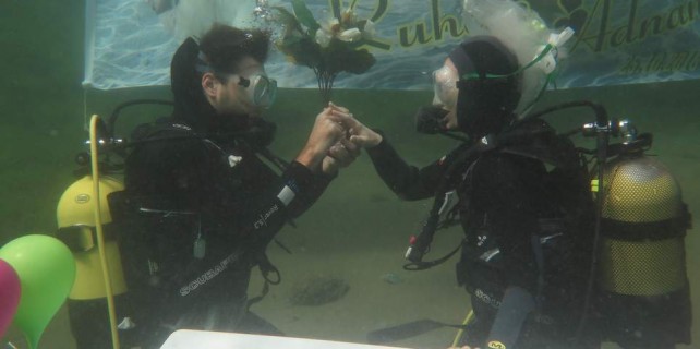 Su altında sürpriz evlilik teklifi