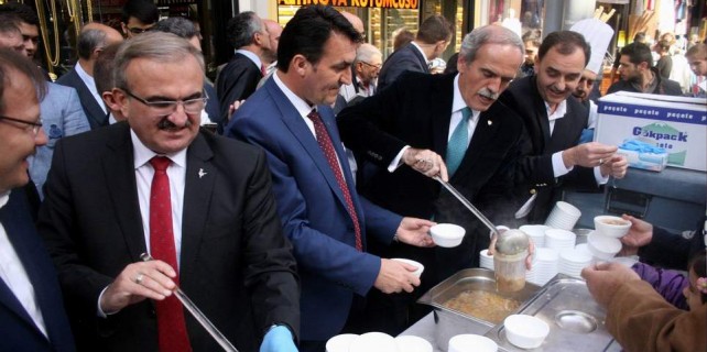 Çarşıda 10 bin kişiye aşure