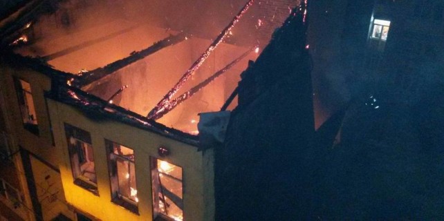 Bursa'da 100 yıllık tarihi bina yandı...İtfaiye dar sokaklardan giremedi