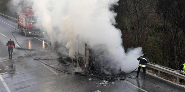 Bursa'da sıfır otobüs alev alev yandı...