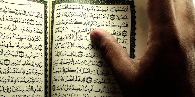 İsveç'te Kur'an-ı Kerim okuyan yolcuya terörist damgası!