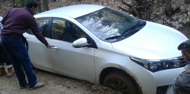 Dağ başında çamura saplanan turistleri jandarma kurtardı