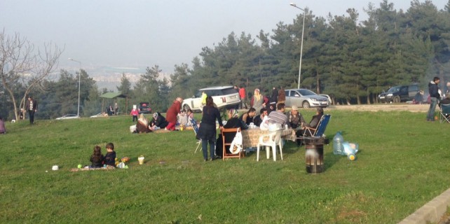 Bursa'da piknik alanları doldu taştı