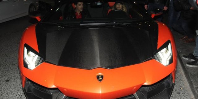 Sarıoğlu'nun eşi yeni Lamborghini'siyle derbi kutlamasındaydı...
