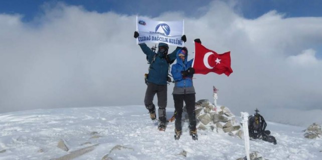 Bursalı dağcılar yurtdışında zirveye Türk Bayrağı'nı diktiler...