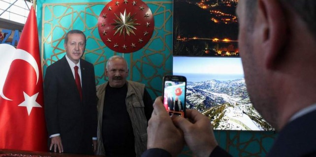 Cumhurbaşkanı Bursa'da...Fotoğraf için kuyruğa girdiler