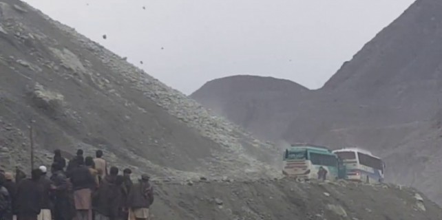 Yüzlerce kaya otobüsün üzerine yağdı