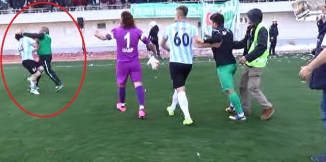Futbolcuyu bir yumrukla yere serdi