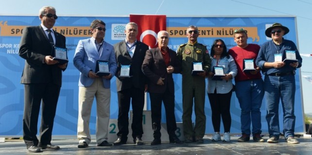 Paraşütçüler ödüllerini Başkan Bozbey'in elinden aldı