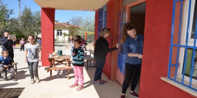 Üniversiteli gençler köy okullarını boyuyor