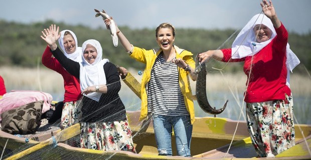 Gülben Ergen Bursa'da kadınlarla balık avına çıktı