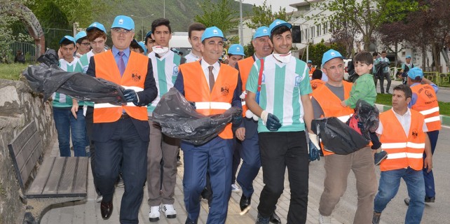 Başkan Edebali çöp topladı