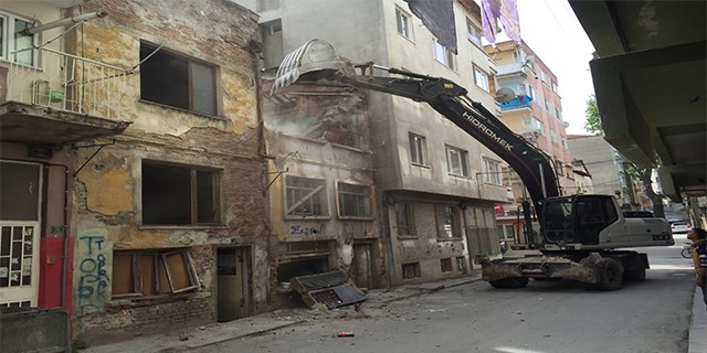 Gemlik'te metruk binalar yıkılıyor