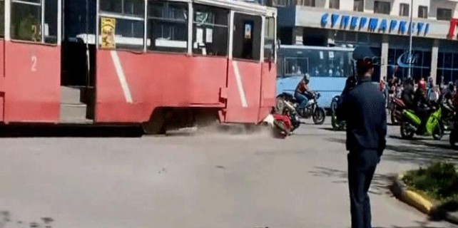 Tramvay gösteri yapan motosikletleri biçti