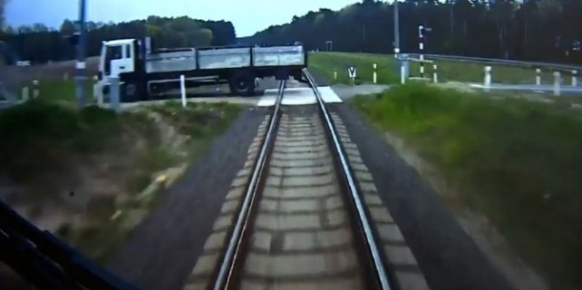 Tren kamyonu biçmeden 1 saniye öncesi