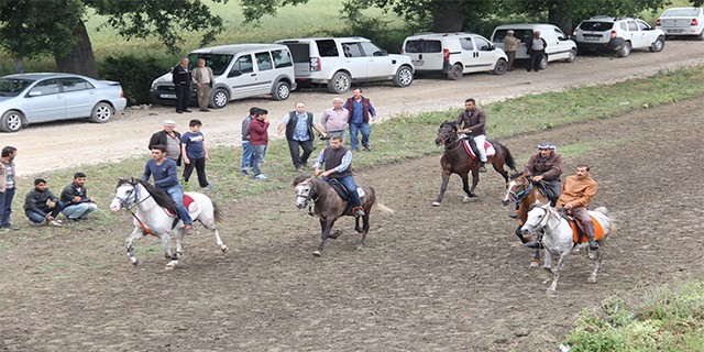 Rahvan at yarışları gerçekleşti