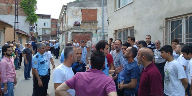 Bursa'da "yan bakma" kavgası; 3 yaralı