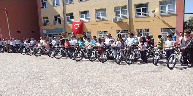 Öğrenciler bisikletlerine kavuştu
