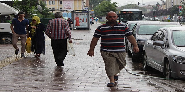 Bursalı vatandaşlar yağmurla serinledi