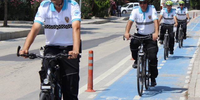 Bisikletli polisler engellilerin gören gözü oldu