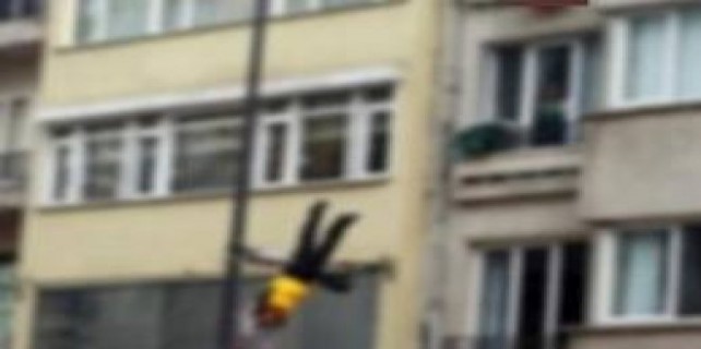 Cam silerken yere çakıldı