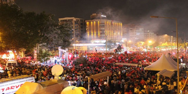 Bursa'da on binler meydanlara indi