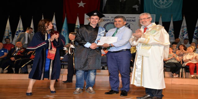 Uludağ Üniversitesi'nde mezuniyet coşkusu