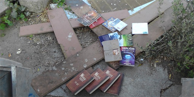 Kitapları çöpten çıktı !