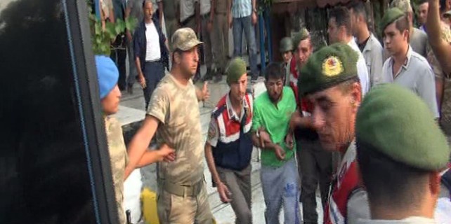 Darbeci asker ağaçta yakalandı!