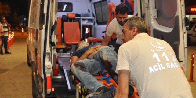 Park halindeki TIR’a çarpan motosiklet sürücüsü yaralandı