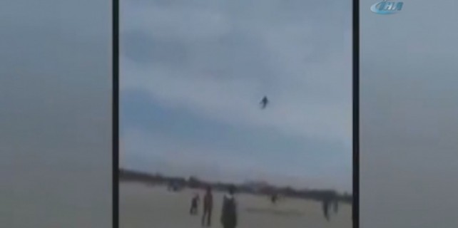 Paraşütle havalanan adam yere çakıldı