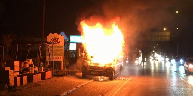 Bursa'da işçi dolu minibüs alev alev yandı...