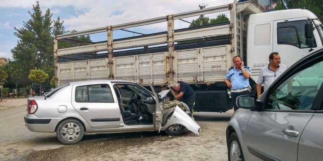 Bursa'da şok kaza!Polisleri taşıyan araç kamyona çarptı