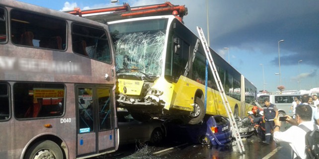İstanbul'da feci kaza! Metrobüs araçların üzerine uçtu