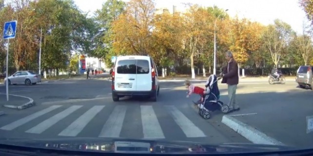Minik çocuğu bebek arabasından böyle düşürdü!