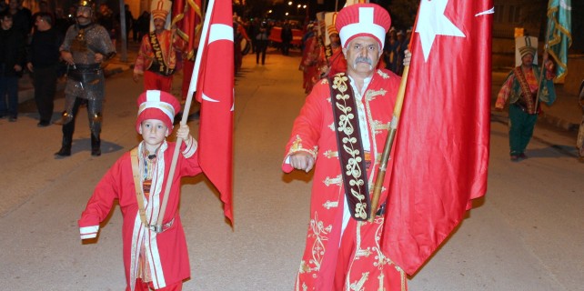 Doğuştan mehteran... Bursa'da sancaktarlık yapıyor
