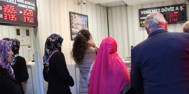 Dövizini kapan Kapalıçarşı'ya koştu...