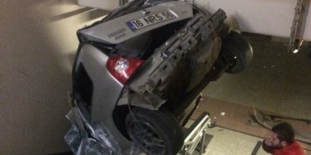 Otomobil metro altgeçidine uçtu. Faciadan dönüldü.
